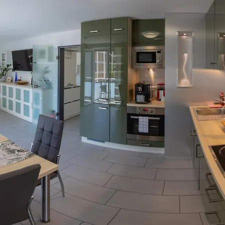 Апартаменты Moderne 2,5 Zimmer-wohnung Фридрихсхафен